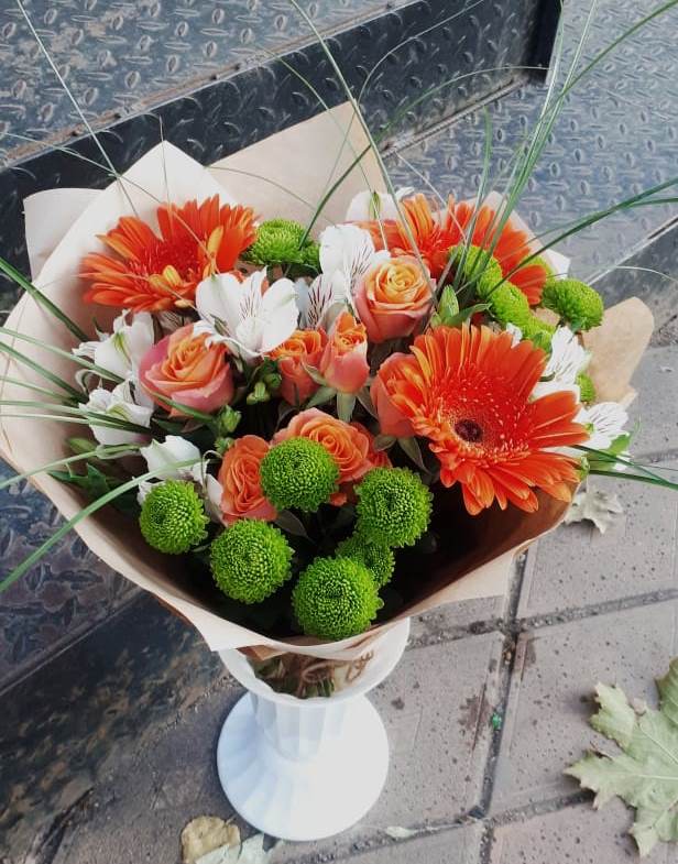 Букет цветов из: Герберы, Хризантемы, Альстромерии и Розы в Снегирях