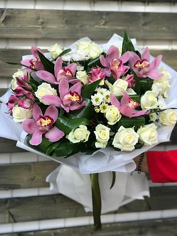 Букет цветов из: Розы и Хризантемы в Снегирях