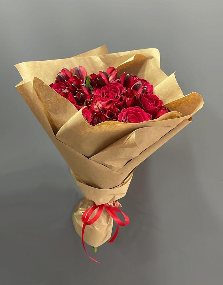 Букет цветов из: Альстромерии и Розы в Снегирях