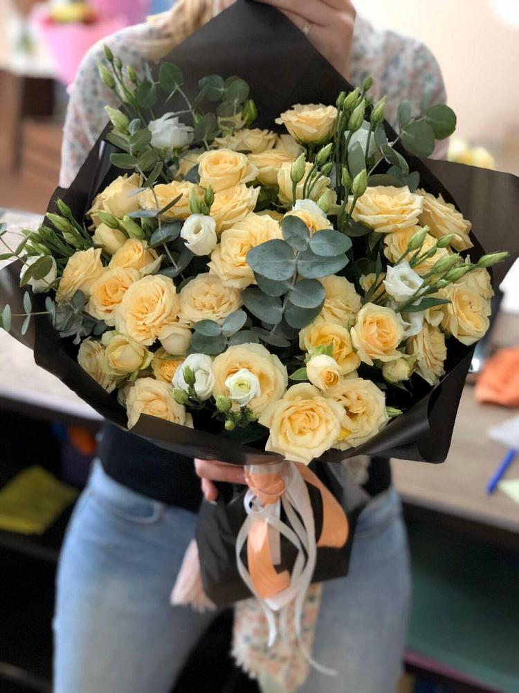 Букет цветов из: Розы и Лизиантусы в Снегирях