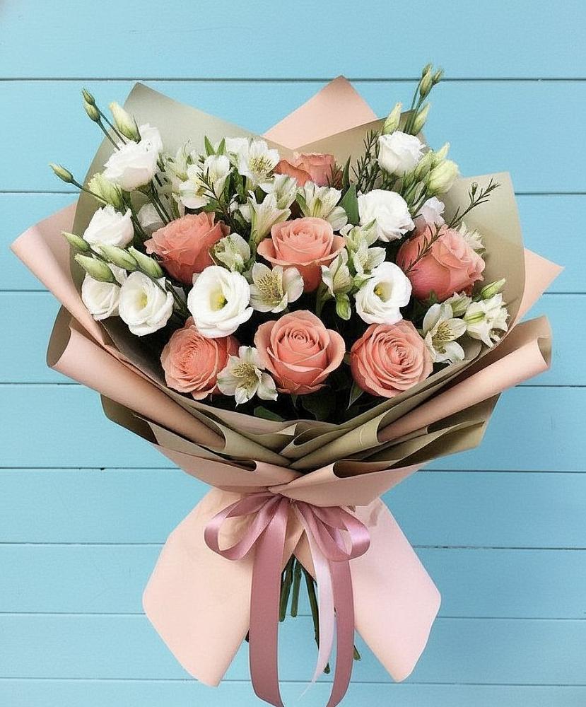 Букет цветов из: Розы, Альстромерии и Лизиантусы в Снегирях