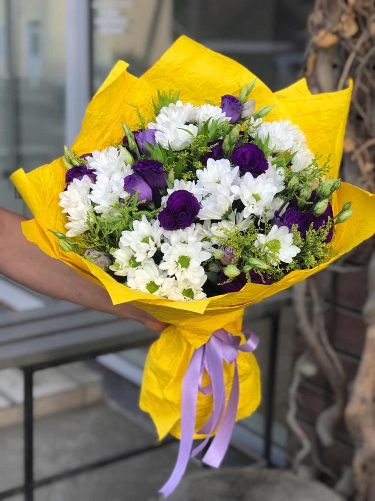 Букет цветов из: Ирисы, Хризантемы и Ромашки в Снегирях