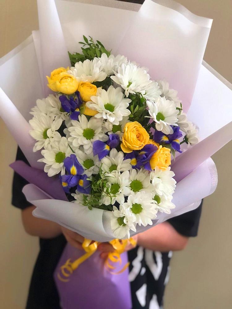 Букет цветов из: Ирисы, Хризантемы и Розы в Снегирях