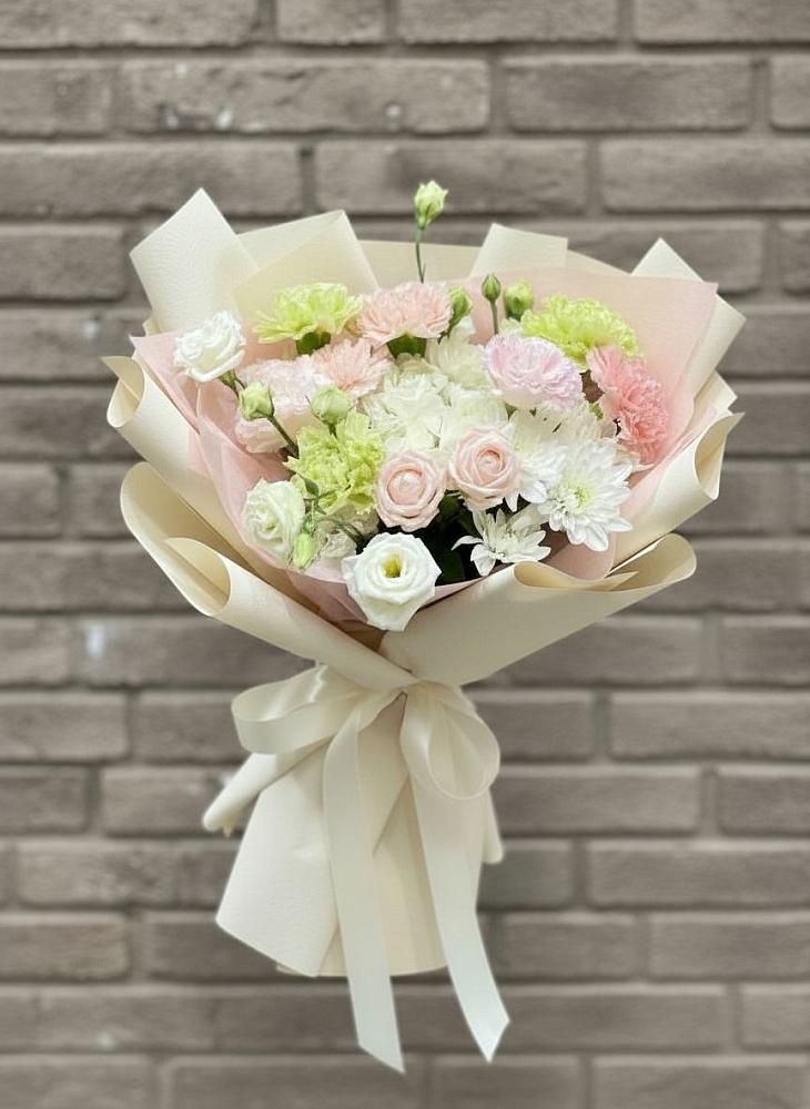 Букет цветов из: Гвоздики, Розы, Лизиантусы и Хризантемы в Снегирях