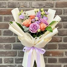 Букет цветов из:  Лизиантусы и Розы в Снегирях