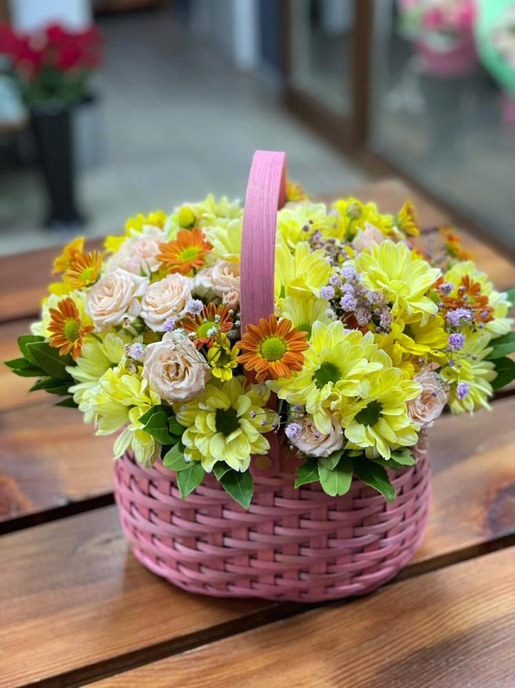 Цветочная композиция из Хризантемы и Розы в корзине в Снегирях