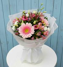 Букет цветов из:  Герберы, Альстромерии и Лизиантусы #REPLACE_PRED# Снегирях