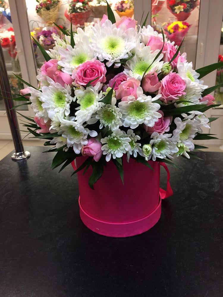 Цветочная композиция из Розы и Хризантемы в шляпной коробке в Снегирях