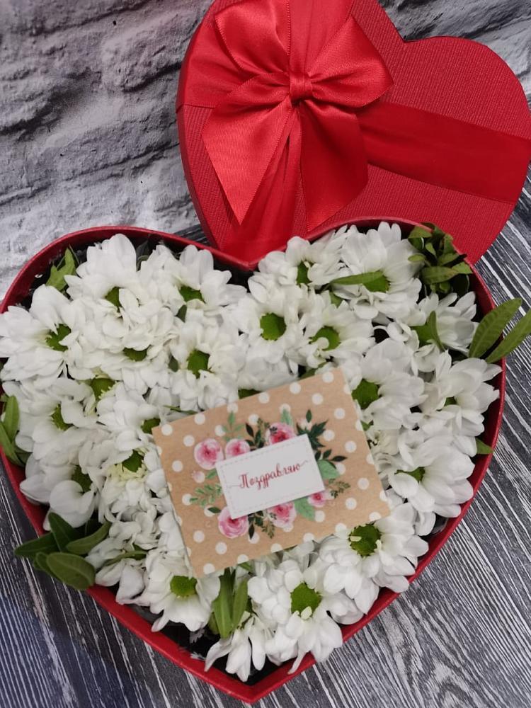 Цветочная композиция из Хризантемы в виде сердца в Снегирях