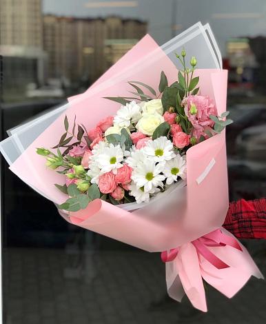Букет цветов из: Розы, Лизиантусы и Хризантемы в Снегирях