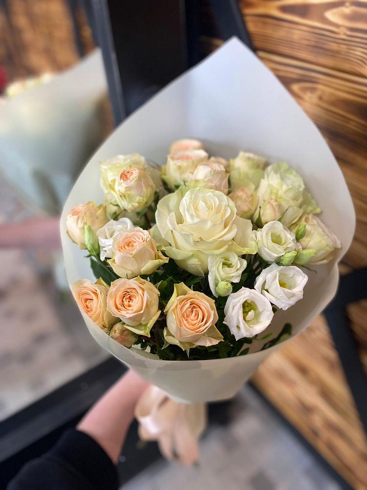 Букет цветов из: Розы и Лизиантусы в Снегирях